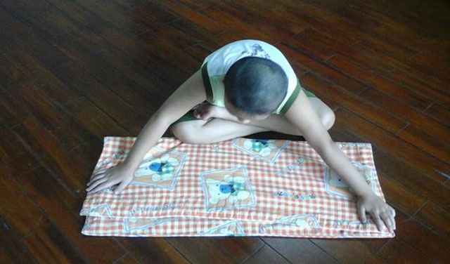 Bước 2 Gấp đôi chăn lại