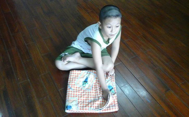 Bước 3 Gấp chăn từ trái sang phải