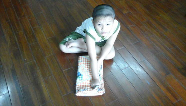 Bước 4 Gấp tiếp từ trái sang phải