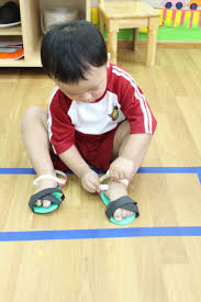 Dạy trẻ cách đi giày dép và rửa chân sạch sẽ