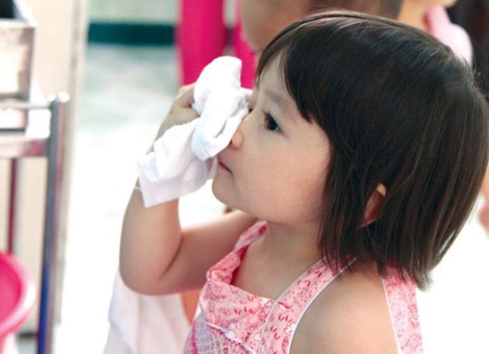 Dạy trẻ lau mặt đúng cách sạch sẽ