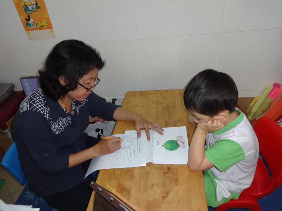 Hiệu trưởng trường chuyên biệt từng bước nhỏ đang đánh giá học sinh