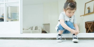 Dạy trẻ cách đi giày dép và rửa chân sạch sẽ