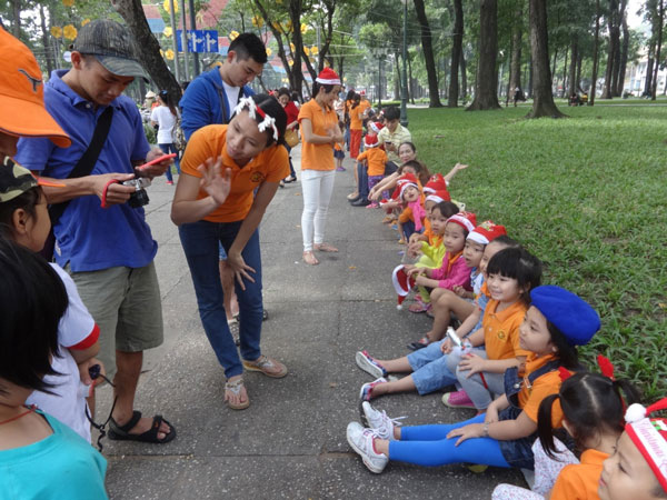 Phối hợp tổ chức tham quan Bưu điện Thành Phố cho các bé