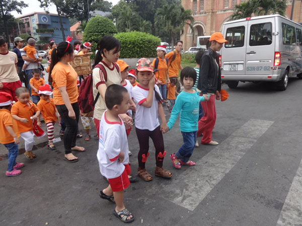 Phối hợp tổ chức tham quan Bưu điện Thành Phố cho các bé