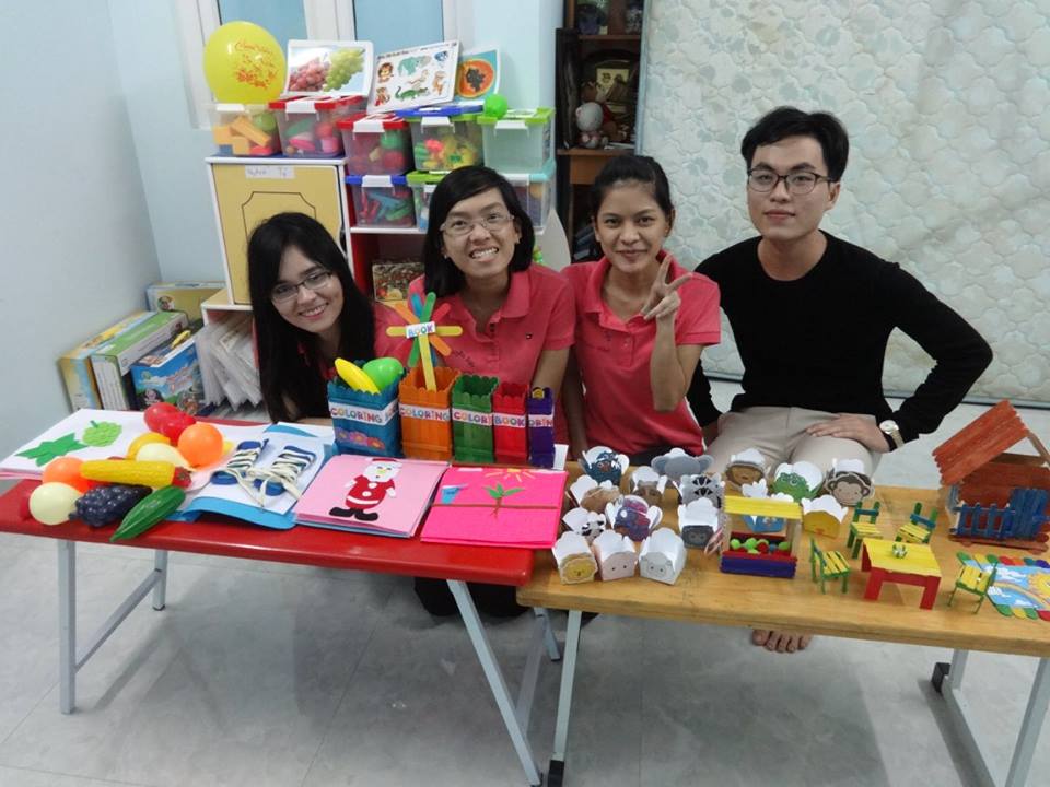 thầy cô giáo tham gia dự thi làm học cụ