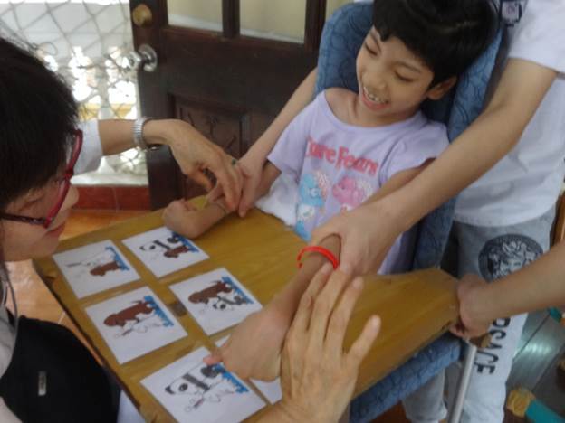 Chương trình hỗ trợ vận động và phát triển giao tiếp cho trẻ khó khăn về thể chất